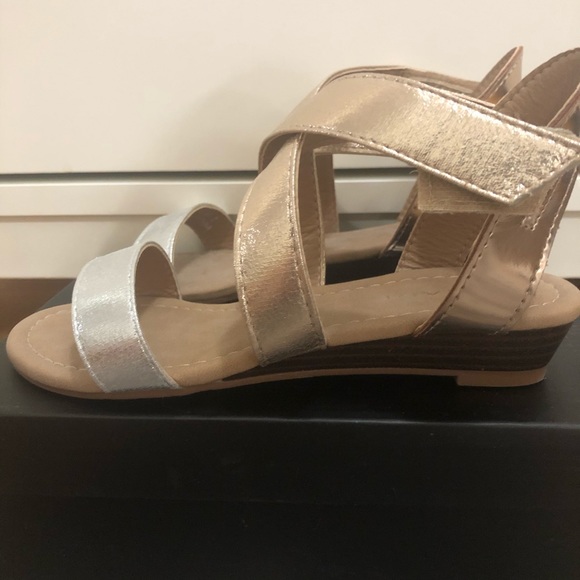 Girls Tahari mini wedge sandals shoes size 2 - Picture 4 of 5